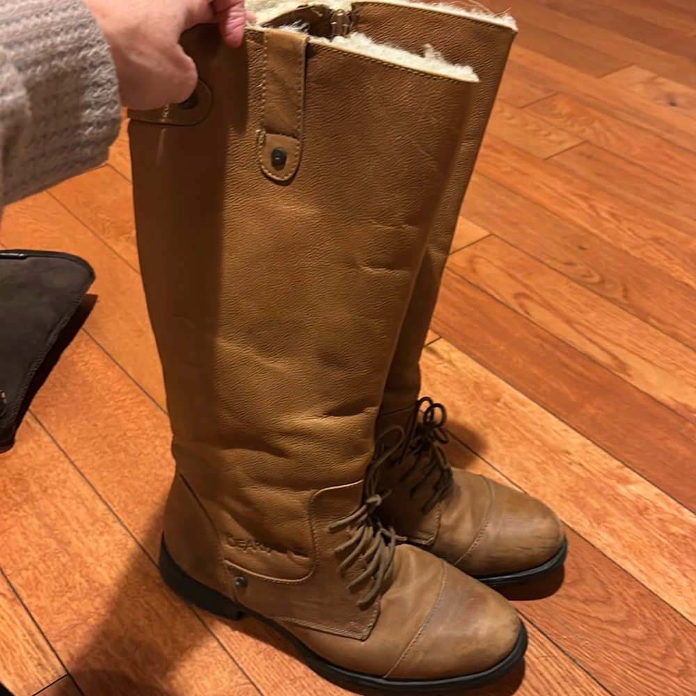 Leather boots with fur lined
